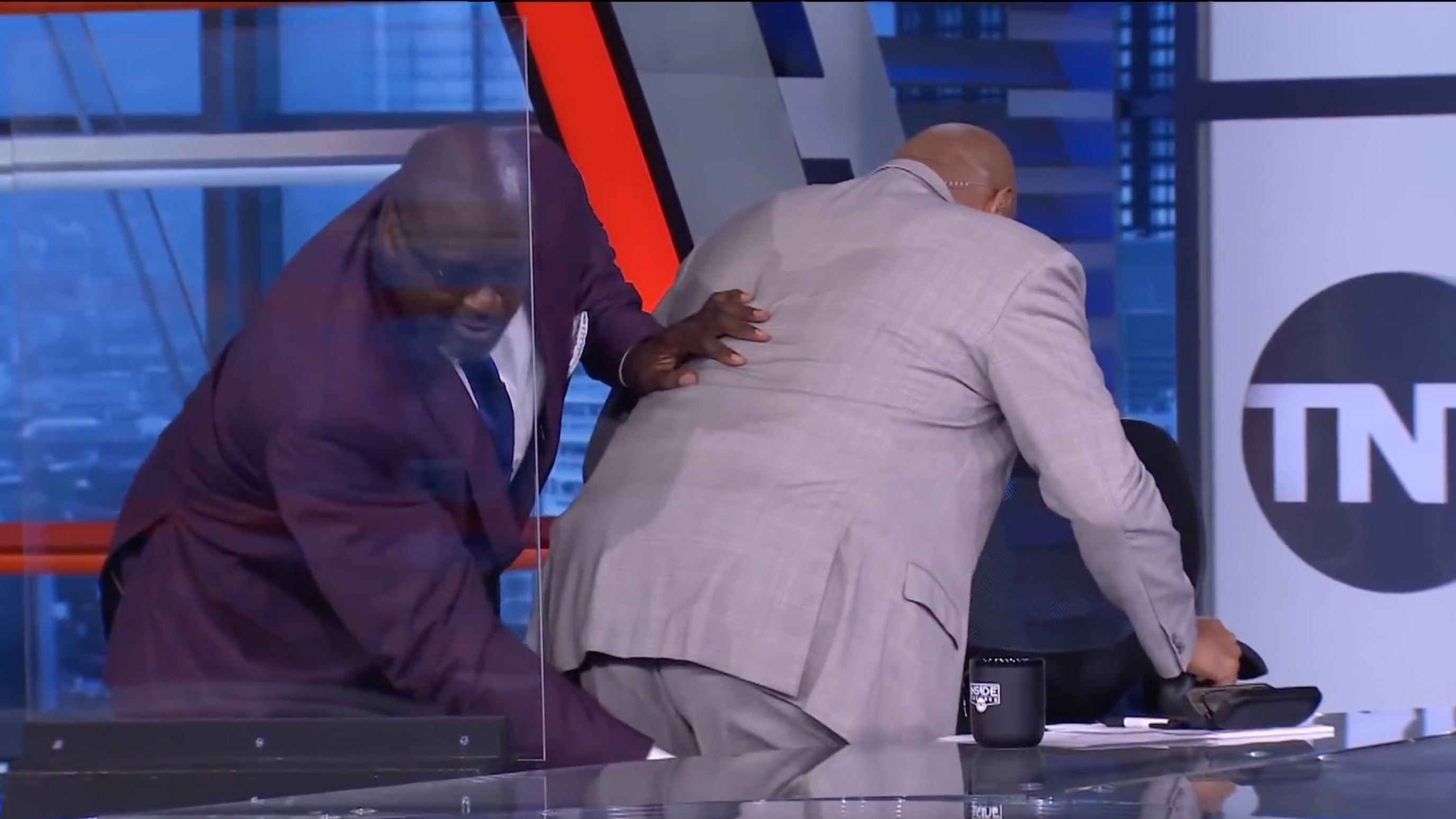 charles-barkley-shaq-massage.jpg